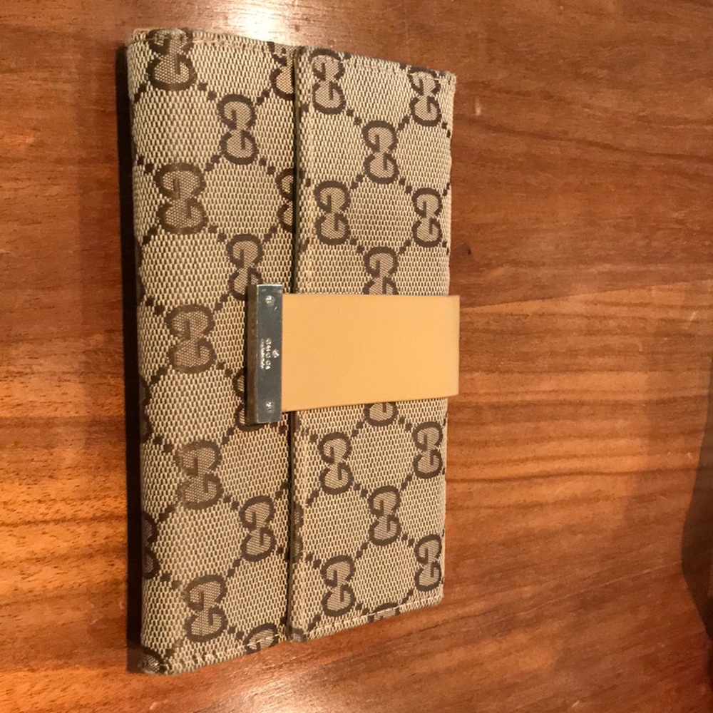 Gucci wallet in tan with Gucci print